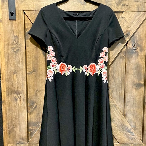 Black A-Line Fit and Flare Floral Embroidered Dress Sz 8 - Picture 3 of 15